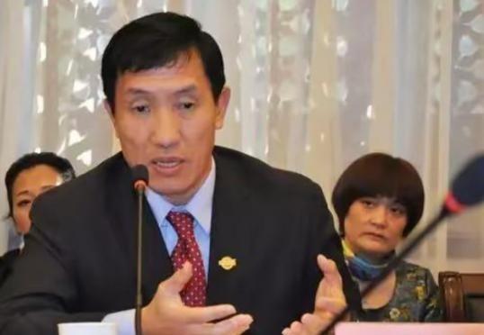 “中国拿什么挑战美国？中国人均收入只相当于美国的8%！”中国经济领域专家黄亚