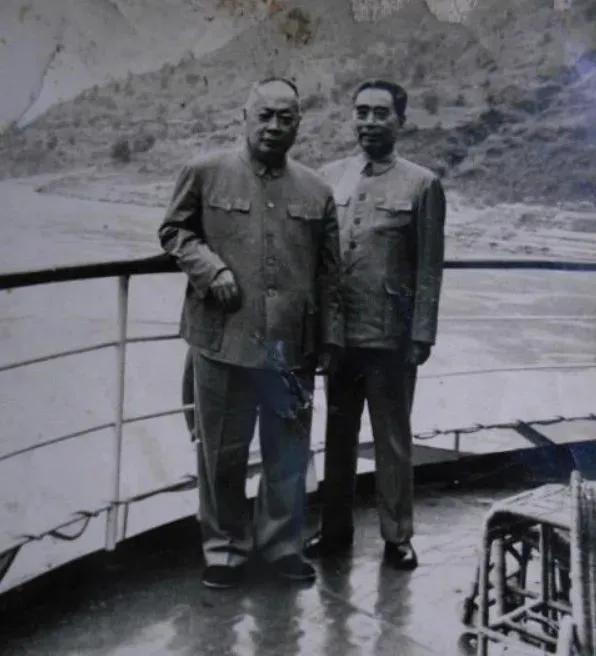 凌晨转医1971年春天的一天，周总理工作了一个通宵后，却久久合