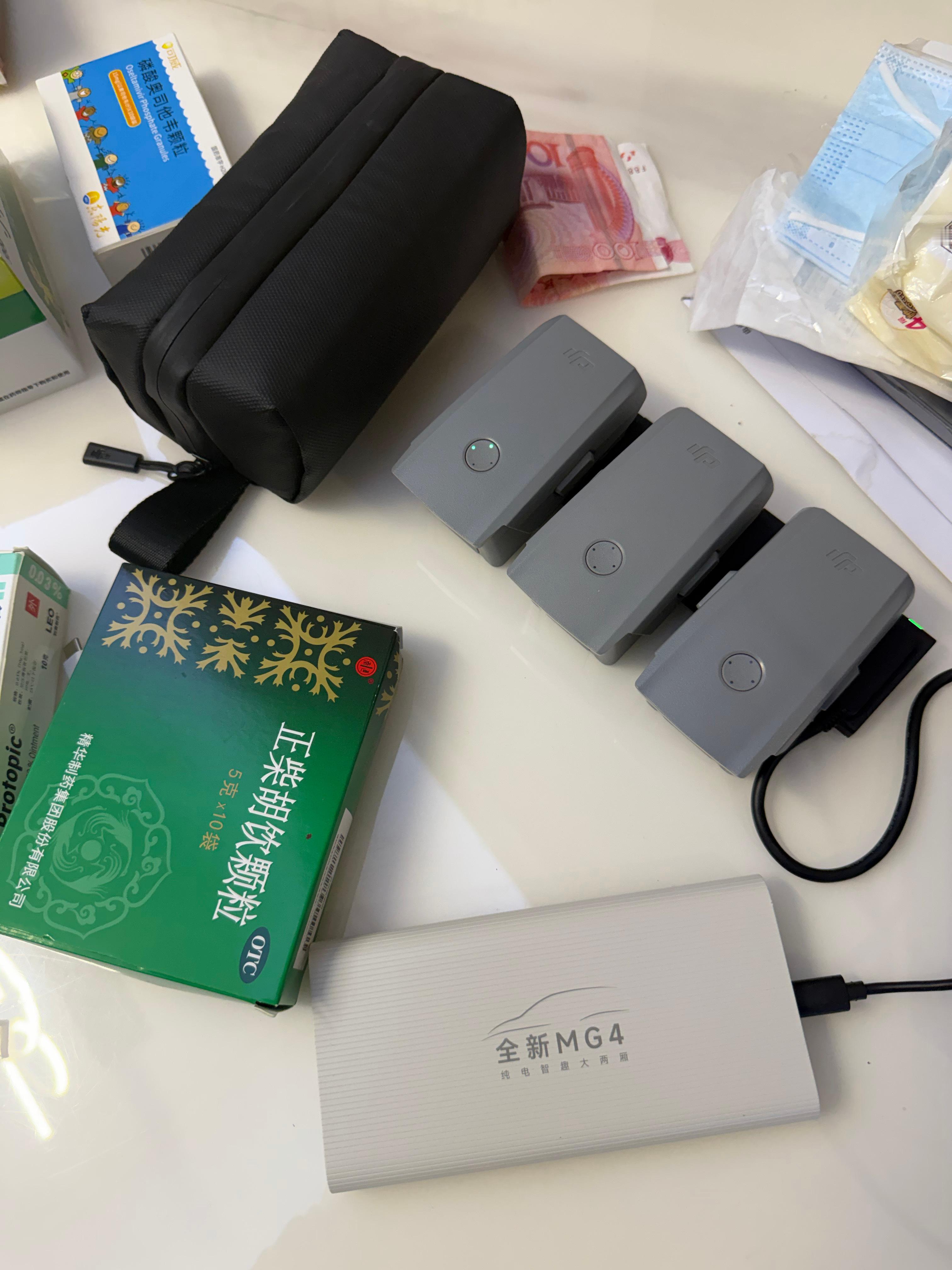 明天出去玩了，飞机充充电~