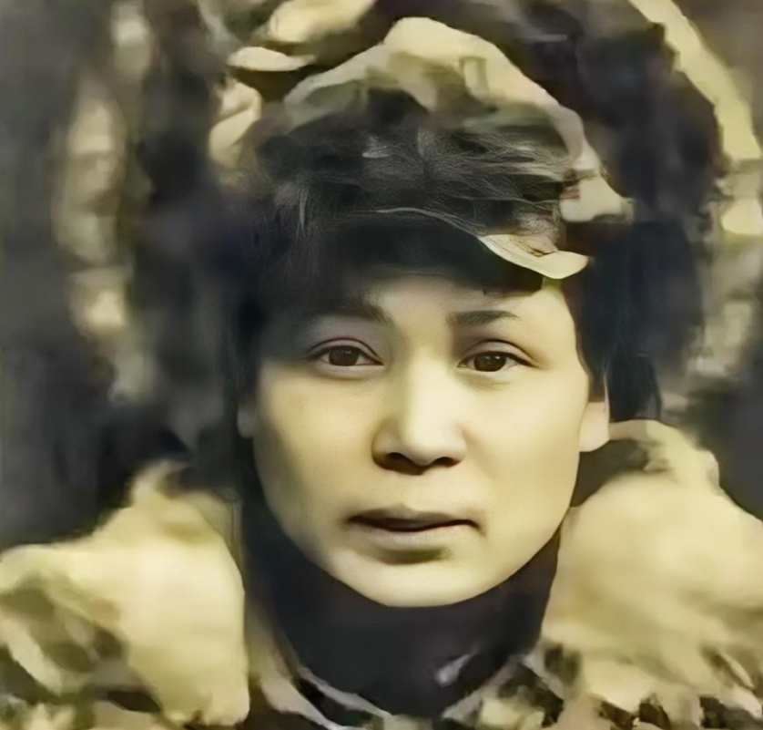 1950年，武汉汉口民生路济世堂药铺门口，红四军副军长刘世模蜷缩墙根，怀里仅半包