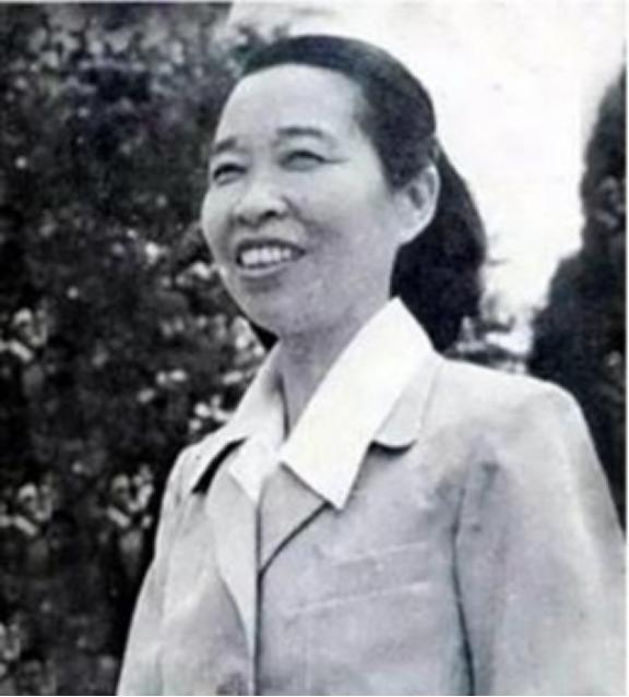 1956年冬的一天，南京上万群众自发涌上街头，三位开国上将和江苏省委负责人亲自抬