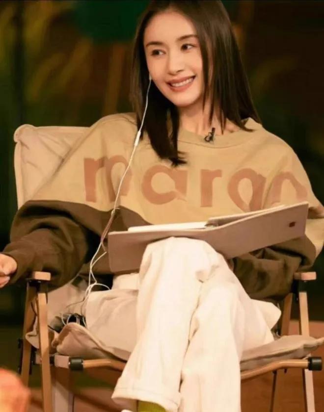 王子文这小个子穿搭，直接封神！✨拼色卫衣+小白裤+厚底短靴，宽松上衣+高