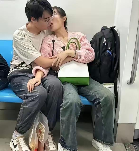 地铁上的一幕坐对面都怪不好意思的地铁上的一幕地铁上奇葩行为地铁小尴尬瞬