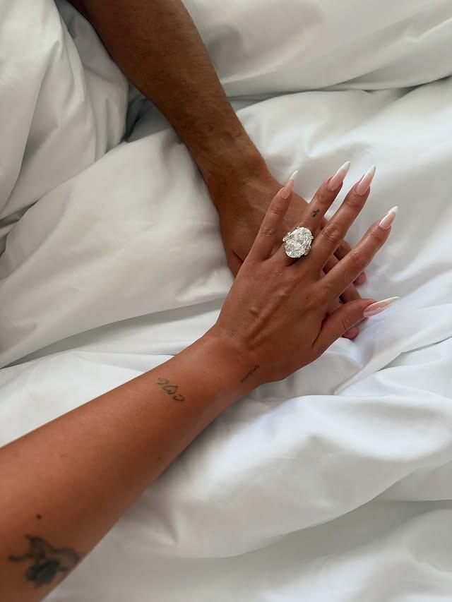 去年8月11日订婚，今年8月11日C罗结婚💍C罗和乔治娜已于2026年8月1