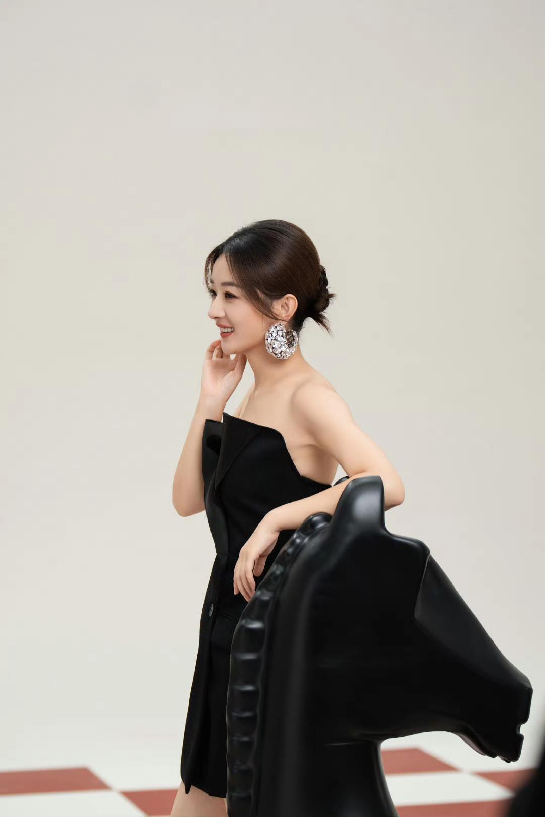 纪梵希全球彩妆及香氛代言人赵丽颖！她的这个造型也太美了吧黑色的黑与皮肤的白相