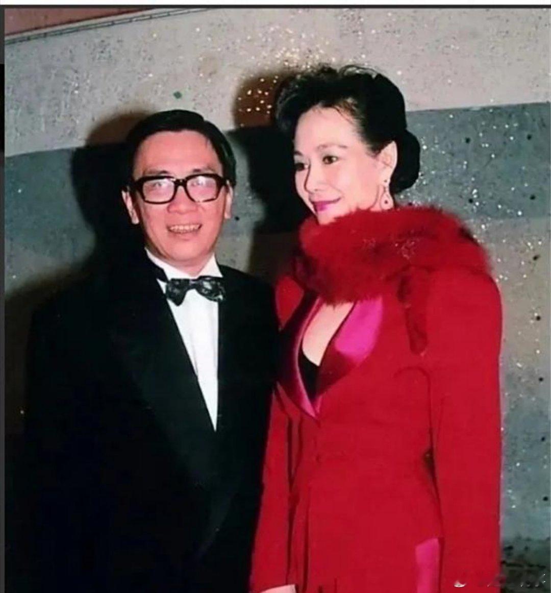 当年，黄霑追求林燕妮，林燕妮不屑地说:“我不与有家室的男人谈情说爱。”黄霑马上