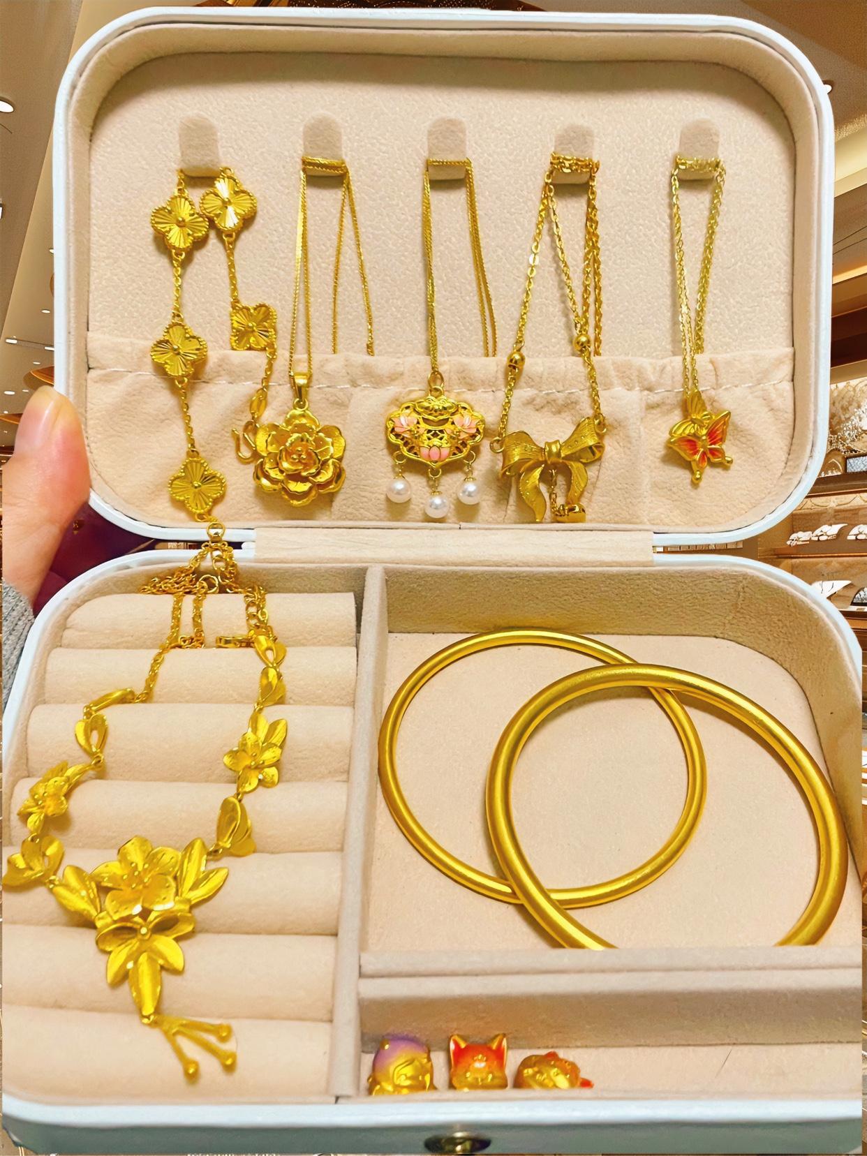 我问在金店上班的小姨现在金饰还能不能买，她一脸惊讶凑过来，小声说现在太危险，可
