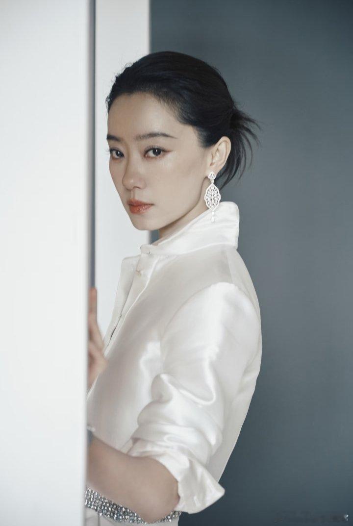 张小斐没有讨好感的眼神和动作真好，终于有人用生人勿近的冷脸把红毯给整顿了。张小