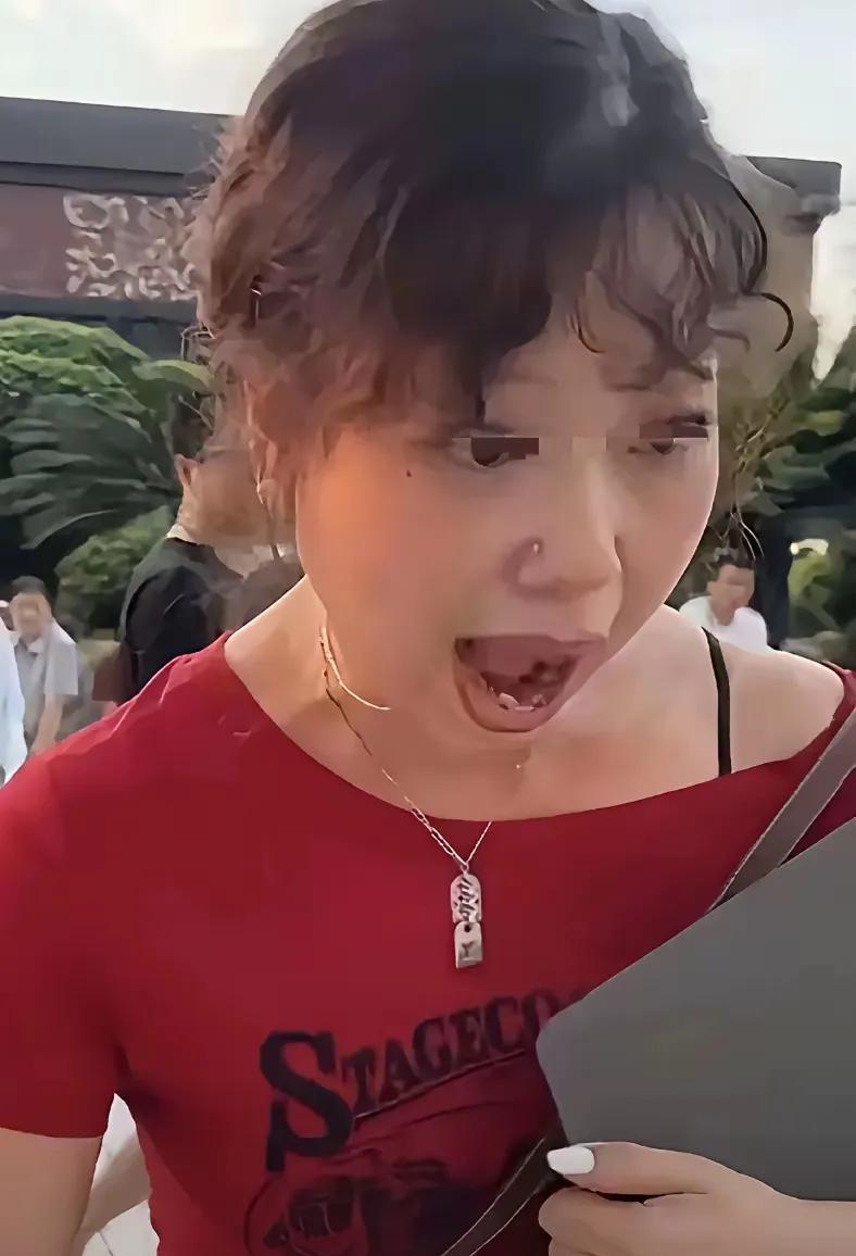 洪崖洞红衣女这是要凭一己之力把这个热门景点毁掉吗？不知道当地主管部门怎么想的，居