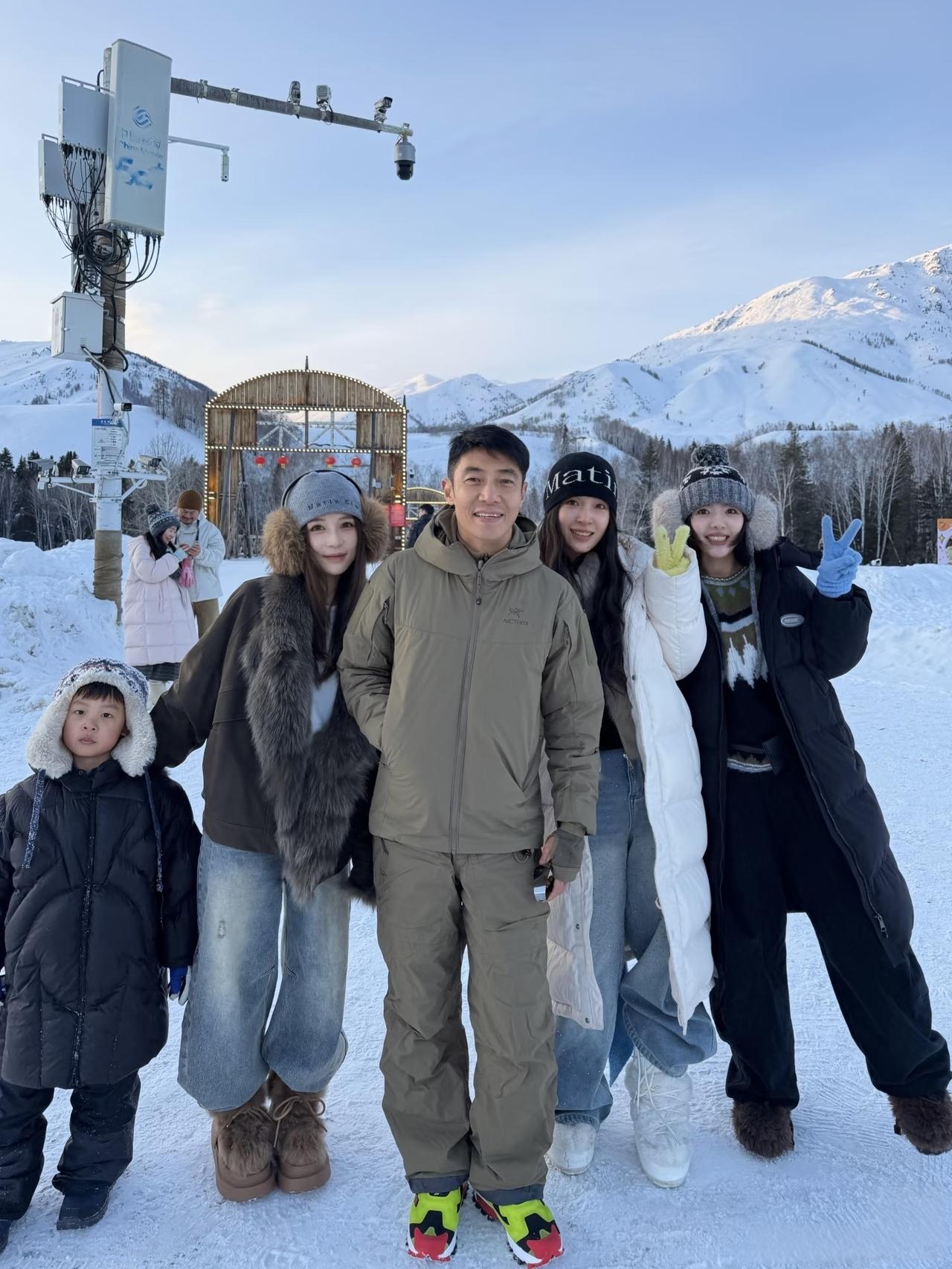 撒贝宁禾木桥滑雪，被一群美女偶遇！我们平时在电视上都大大方方，活泼可爱又搞