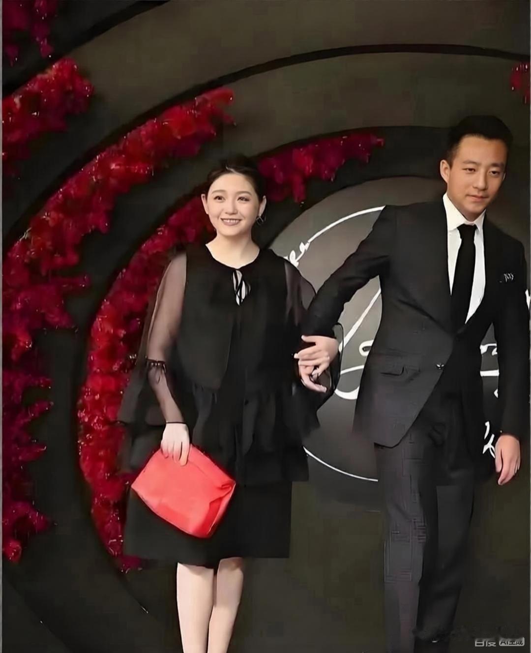 台北爆出重磅新闻，迅速冲上热搜。汪小菲。的律师当庭出示证据，震惊了娱乐圈：大S~生前就和汪小菲签订了