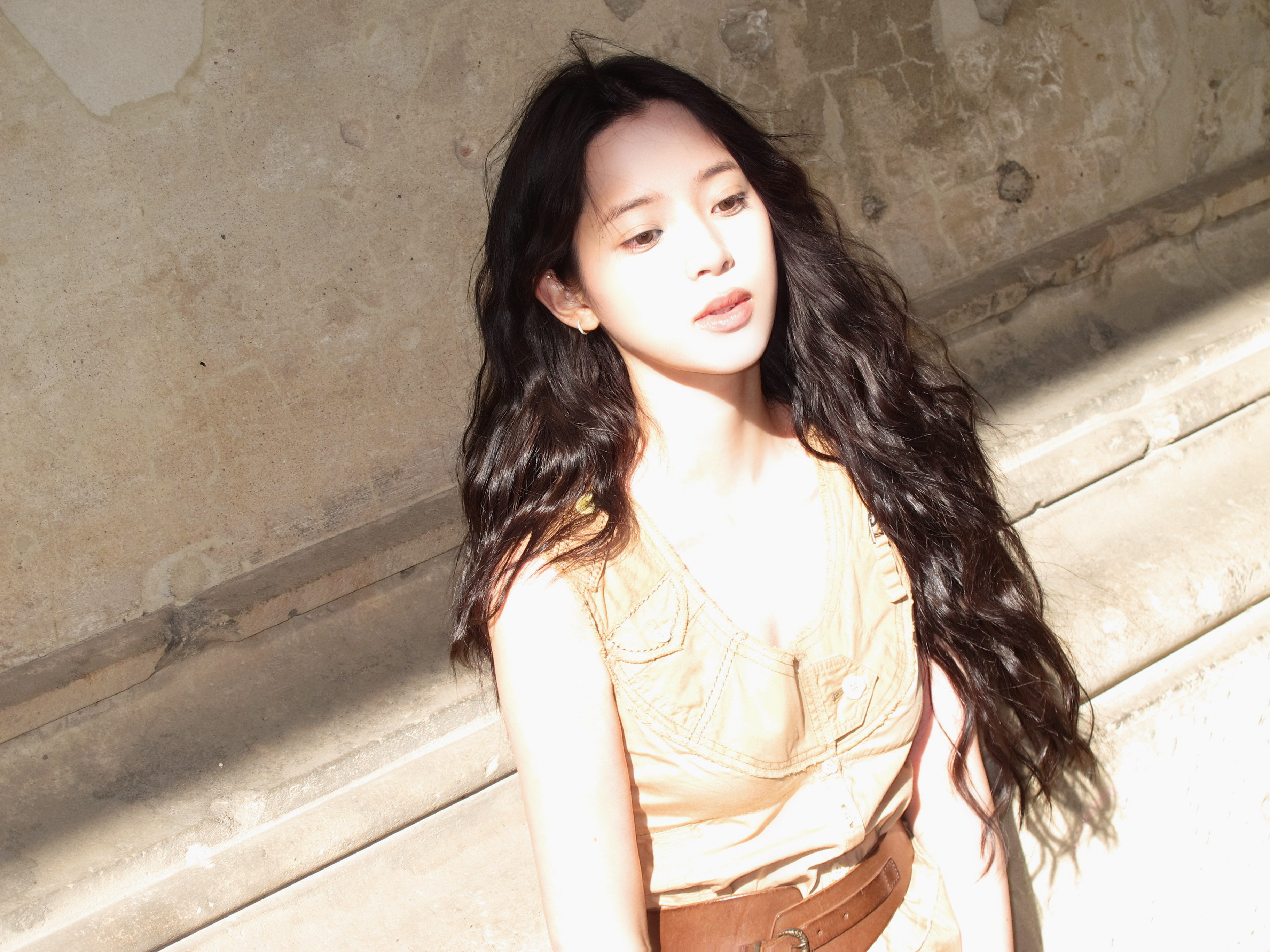 欧阳娜娜柏林街头随拍来啦，坐在车里用围巾裹紧自己的真的好可爱呀~和娜娜一起漫