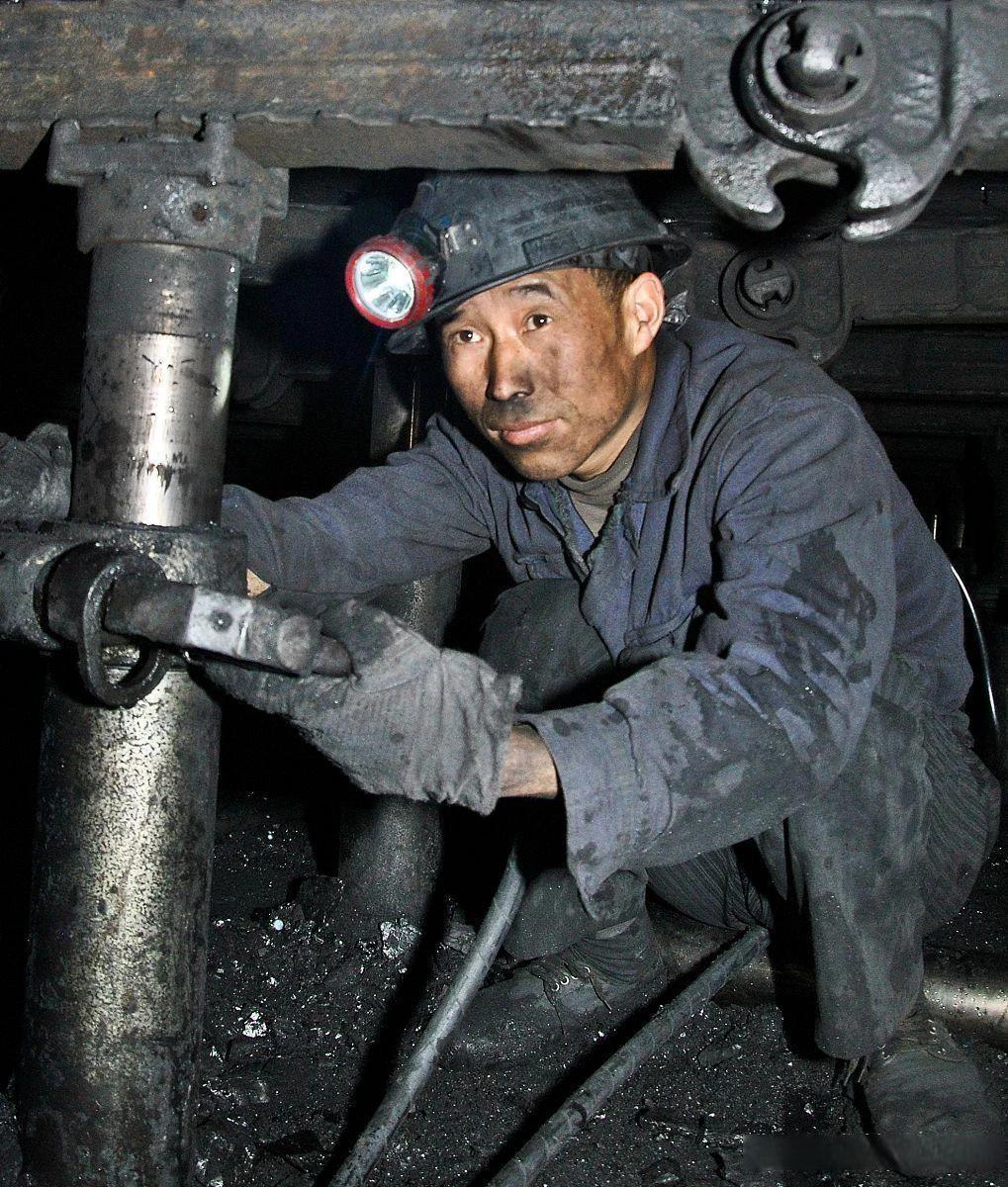 10类对健康损害最大的工作1. 高危化工作业工人长期接触苯、甲醛、重金属