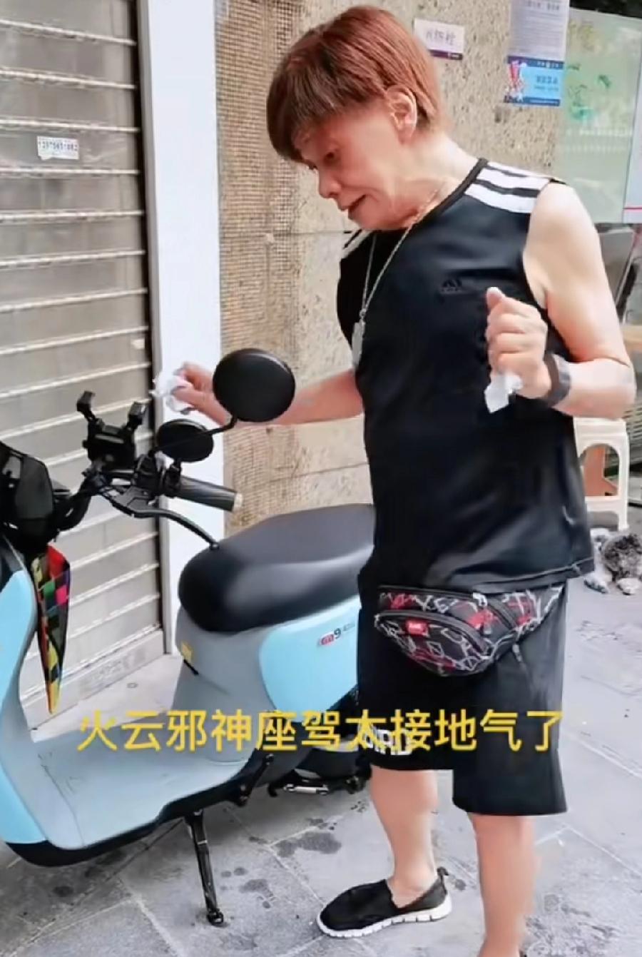 梁小龙住在深圳，出门喜欢骑电动车，有时打出租车，这么资深大明星不差钱，却不坐豪车