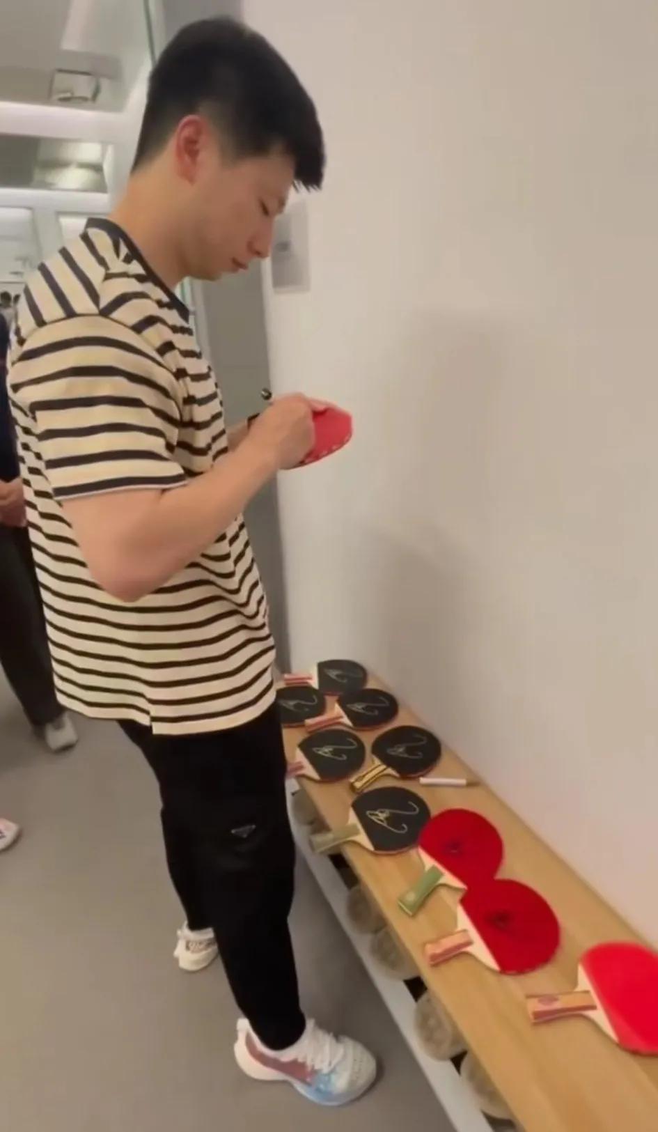 我天，龙队今年上半年这几个月签名的工作量就已经这么大了吗？[捂脸哭]小小球拍注滿