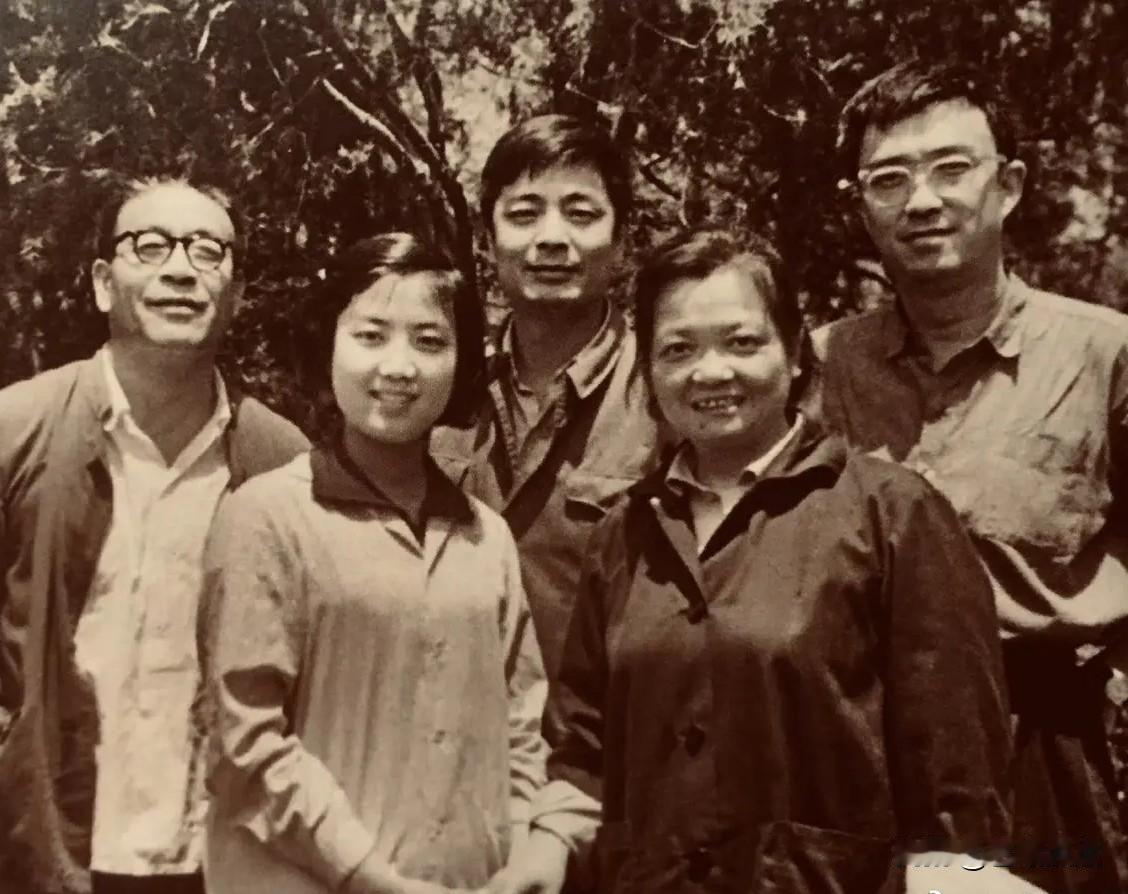 “北影三花”之一的李秀明，在七、八十年代的两张珍贵合影。图一是她在1975年拍