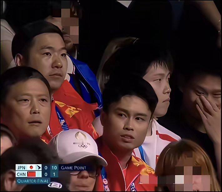 这是一张经典照片：巴黎奥运会上樊振东对张本智和1：10落后看台上刘志强、刘恒表情