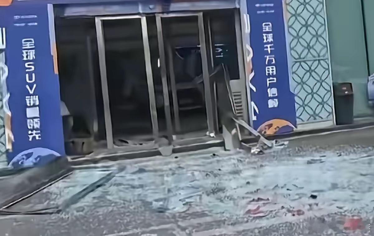 在成都4S店爆燃事件中，我们能从中得到什么？1、现在的经济形势不太乐观，很多人挣