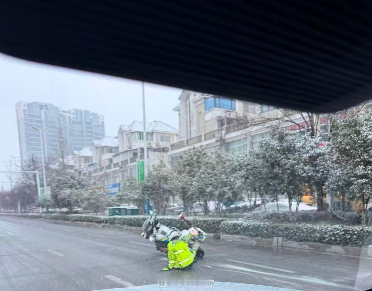 杭州下雪雨雪天气，大家出门注意多交通安全。交通安全