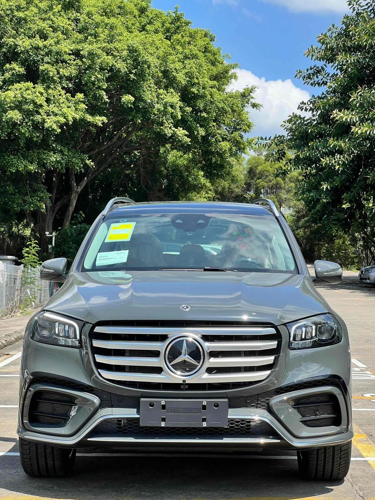 2025款奔驰GLS4504MATIC豪华版，这配置简直绝了。外观选矽谷灰色