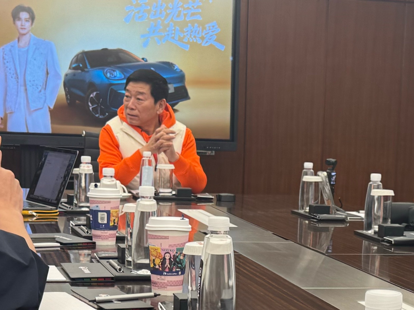 见着魏总啦，开心。