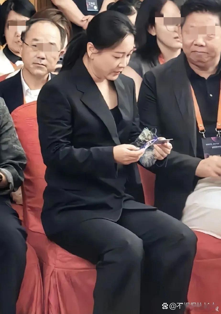 贾玲现在不是胖回去了，是更壮实了！看起来更健康