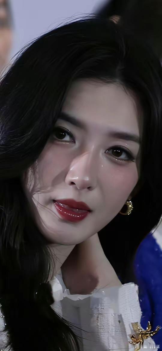 无惧怼脸镜头，江疏影颜值高清出镜依旧能打。