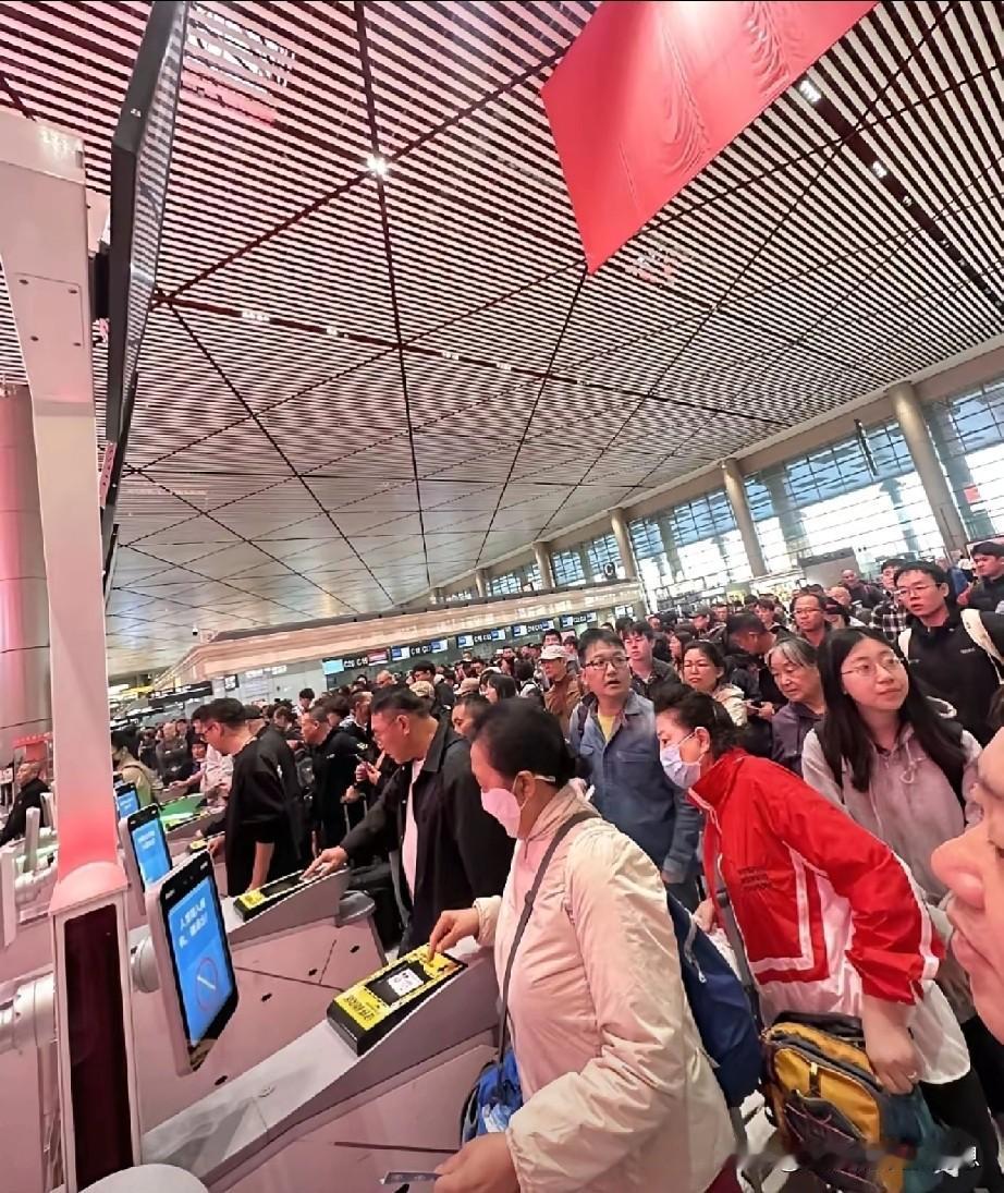 你们喜欢去哪里过冬？前天开始，哈尔滨机场安检排队严重，安检小哥表示，