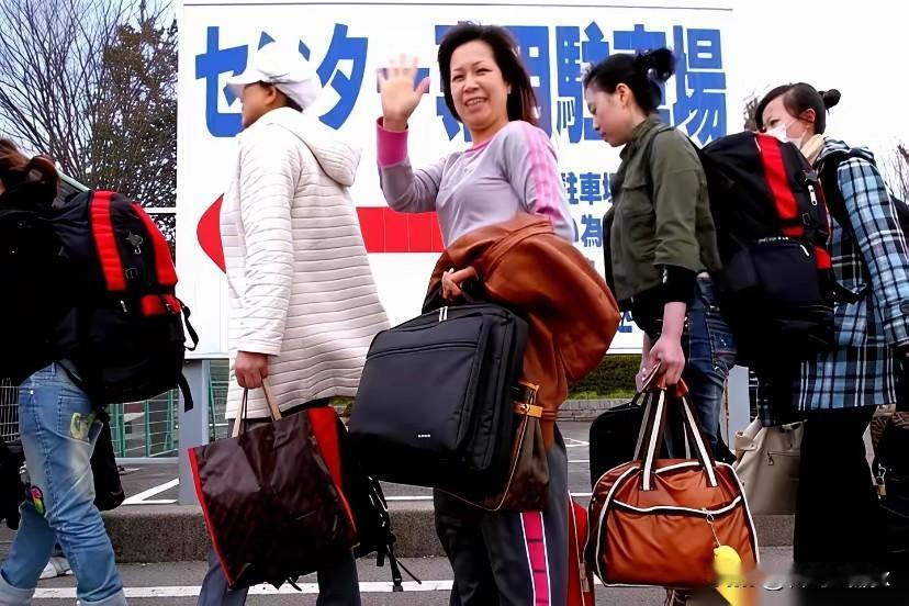 朋友从日本回来，饭桌上就说了一句话，我听完半天没缓过来。他说以前在日本干一个