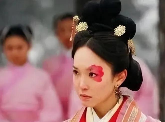 公元300年，皇后贾南风正准备休息，寝殿的门突然被打开，一群人冲了进来。贾南风看