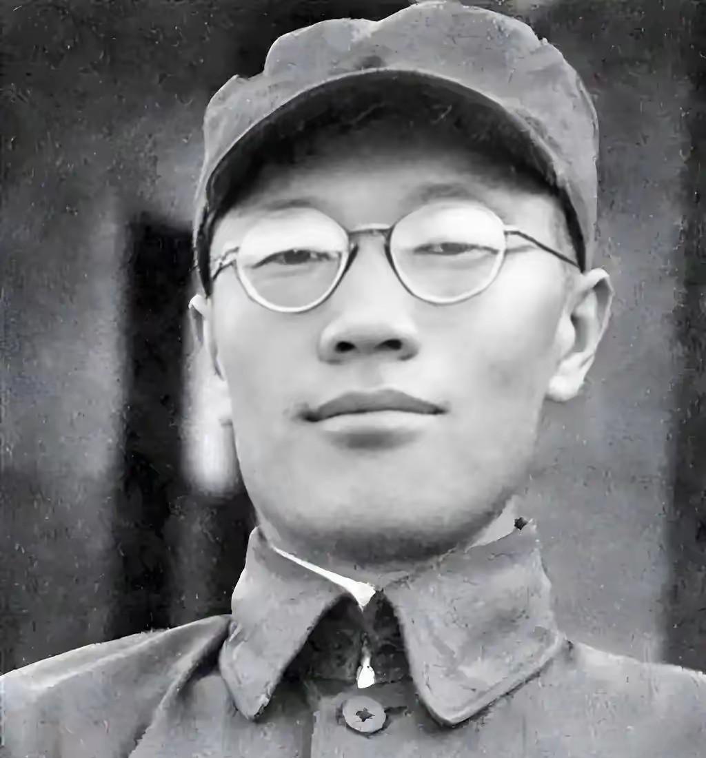南京保卫战，全团打光，他一个人活着爬出来。被蒋介石下令秘密枪决，他翻墙跑了。被日