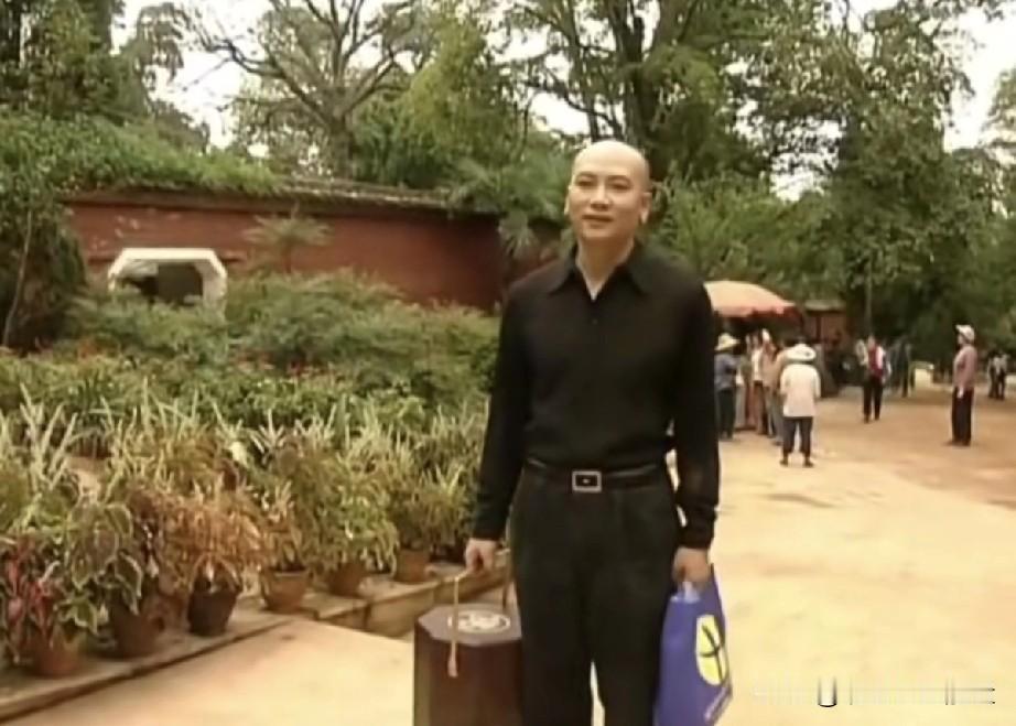 迟重瑞《西游记》拍摄现场，当年的他确实温文尔雅，很招人喜欢。