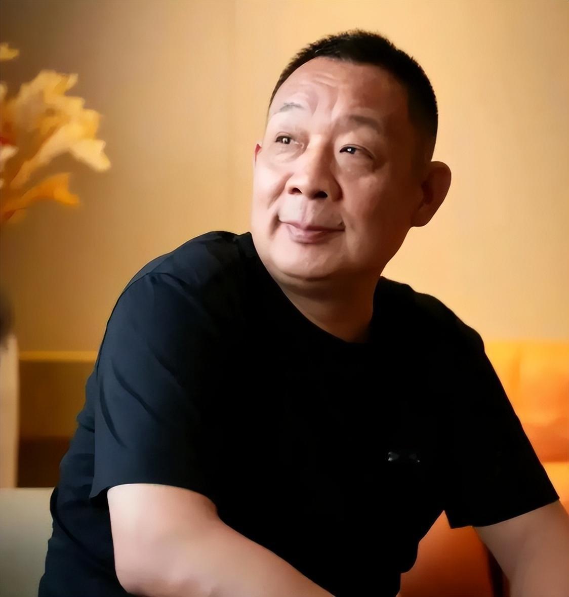 九十年代，胖东来的老板于东来二十多岁的时候三次进拘留所。第一次是因为贪，第二次是