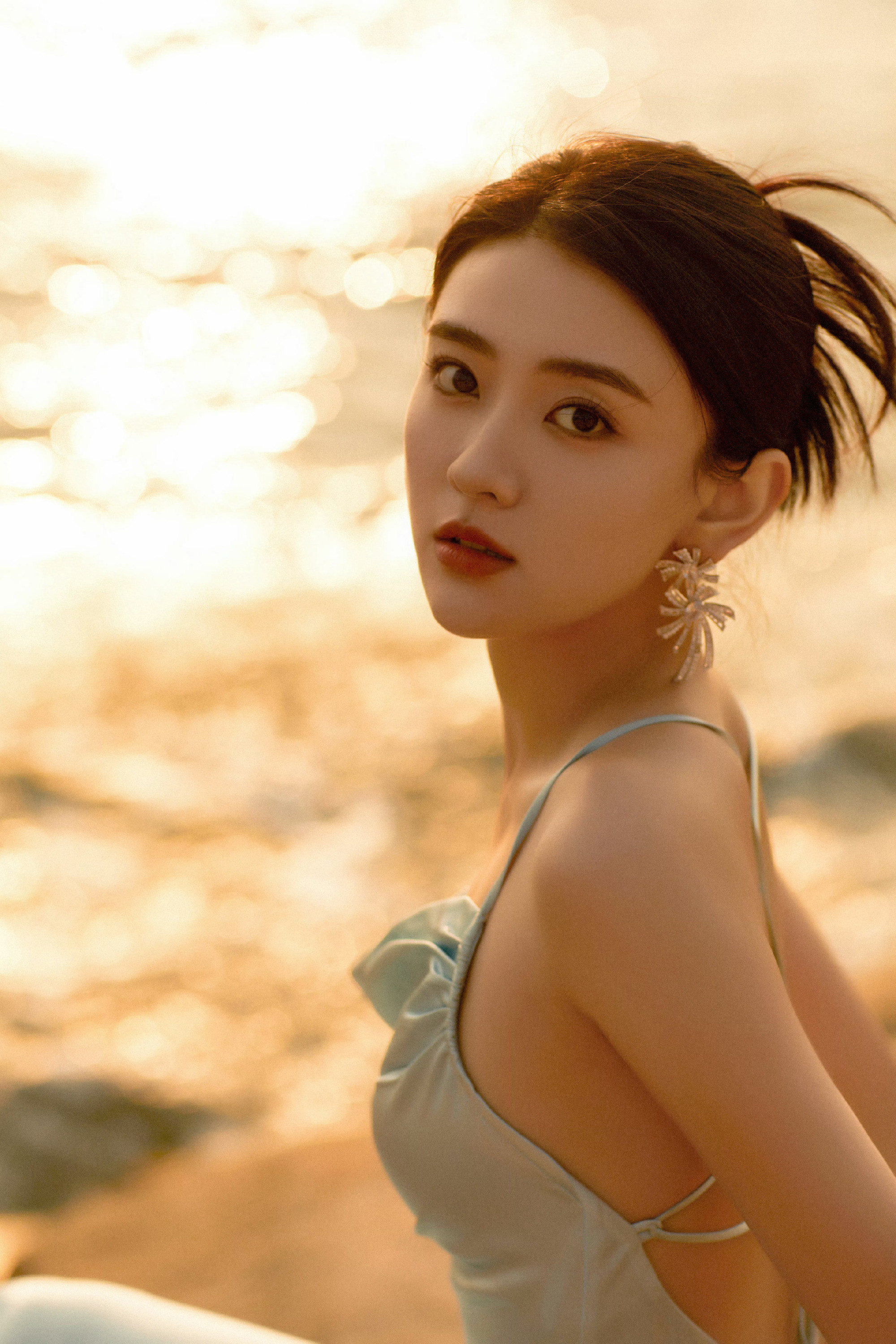 梁洁海边拍大片：X带露背长裙，柔美出彩​​​
