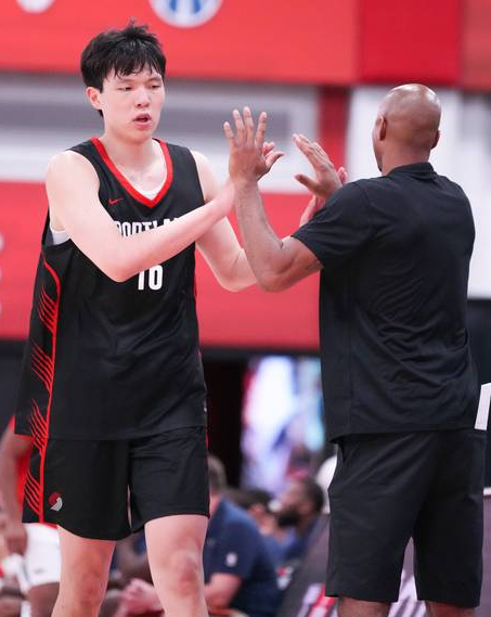 杨瀚森打成无法出场的地位，关键问题不是斯普利特针对，而是自身能力太差，没抓住开拓