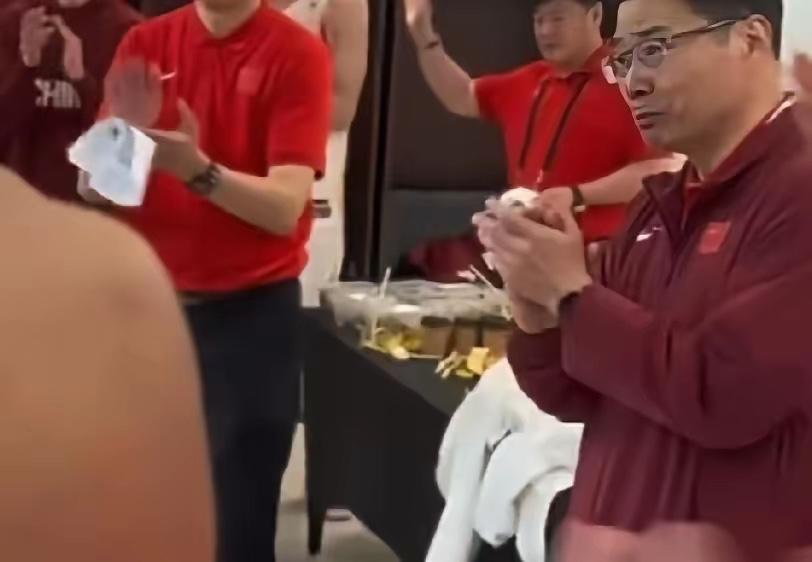 中国男篮100-93险胜中国台北后，更衣室出现了让全网破防的一幕：篮协主席郭
