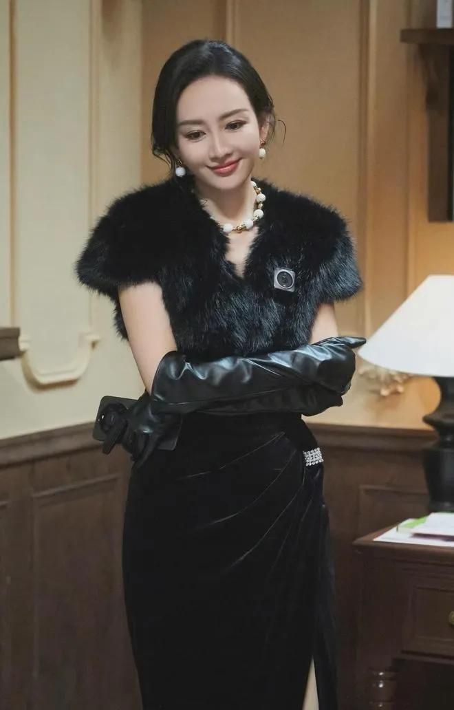 鸥这一身真的把民国贵气感焊在身上了✨黑色丝绒长裙勾勒曲线，外搭短款皮草披肩，珍