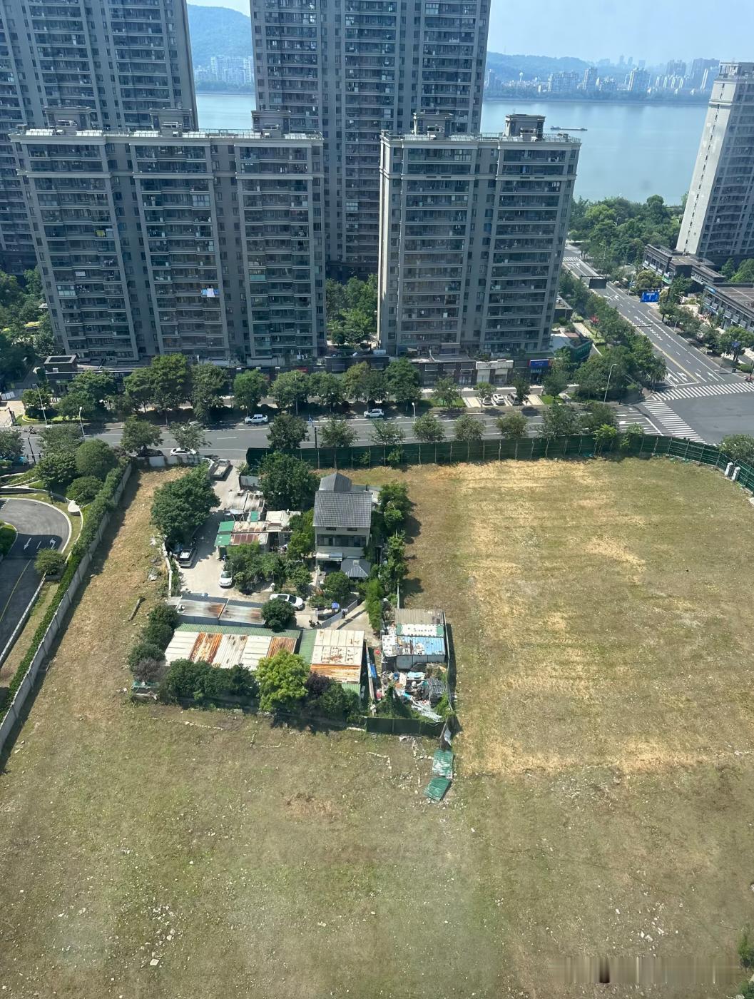 拆迁完，他这么大的院子，自住别墅的感觉就没了。以后要住的回迁房，那小
