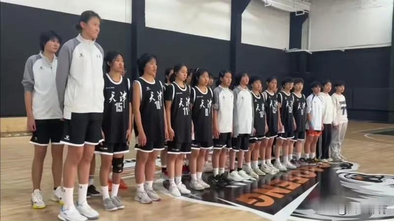 下一个张子宇！天津U15女篮惊现220㎝超级中锋！近日，天津U15女篮的一位