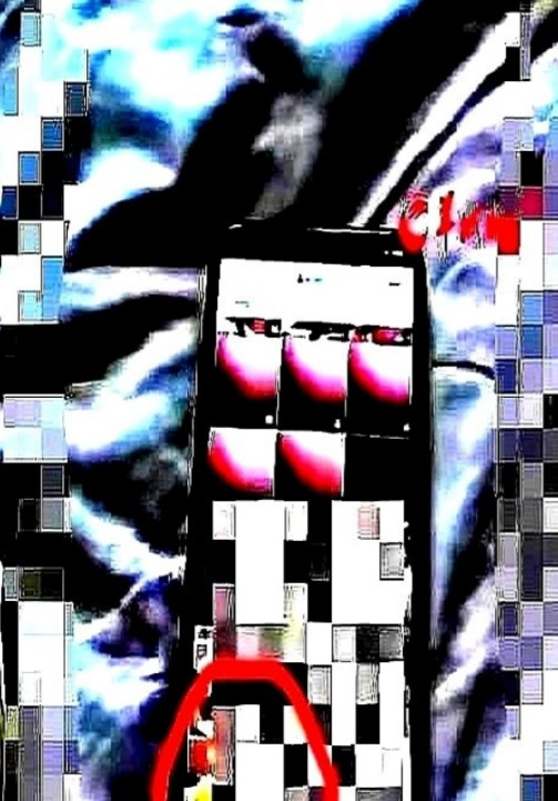 近日，南京，一女生手机坏了拿去维修店维修，修好后拿回来发现相册竟然被店家私下偷看