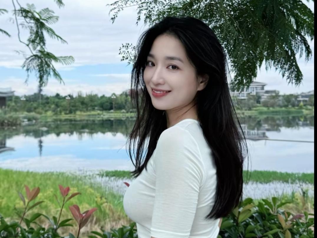 行香子·湖畔闲行（并序）作者Ⅰ朱珠闲来湖畔行，见草木青苍，水色粼粼，一