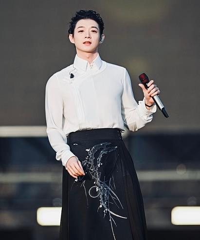 霍尊在南京江豚音乐节压轴登场，演唱《卷珠帘》《红颜劫》《归一》等9首代表作，此次