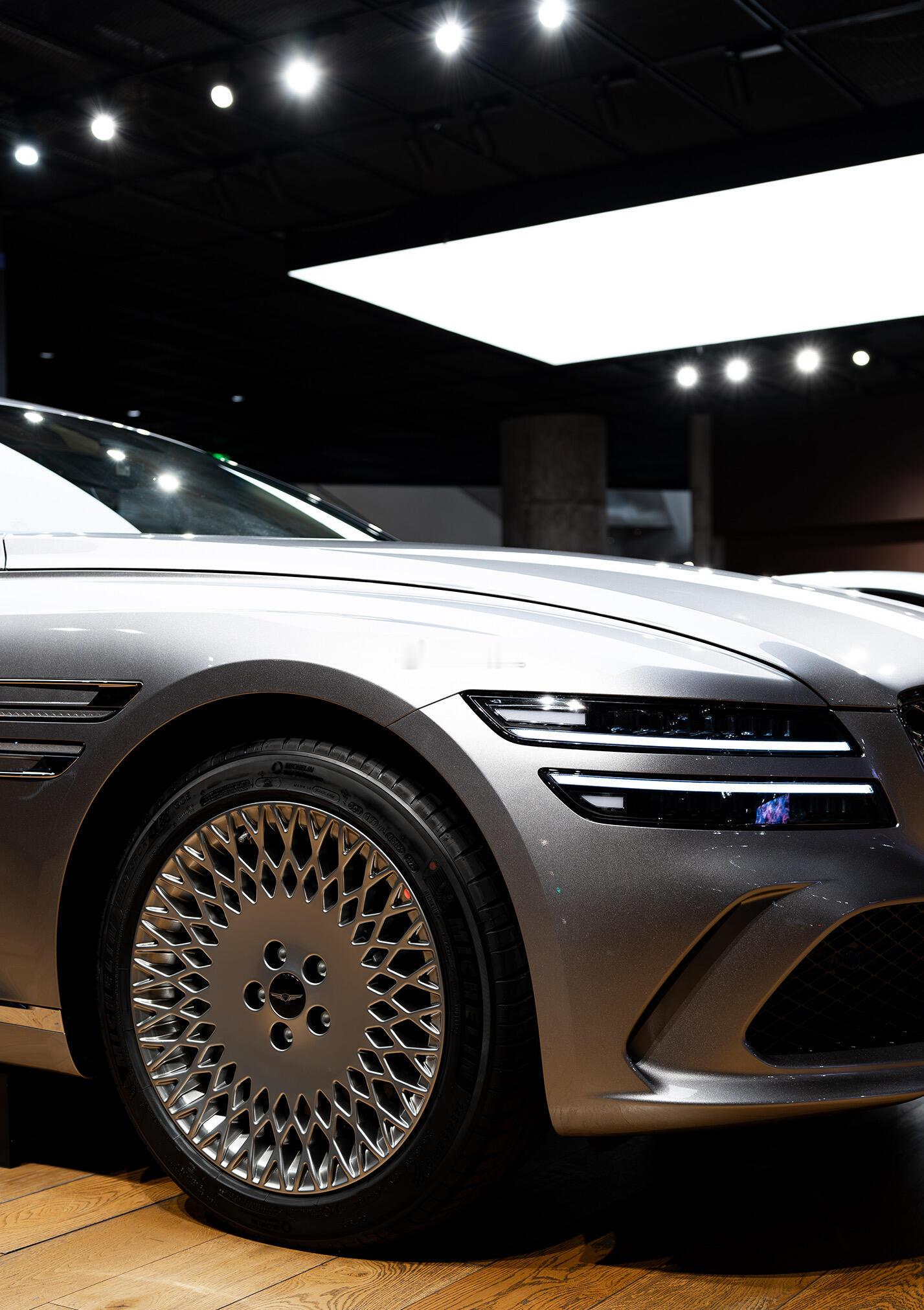 G80最畅销的颜色，赛尔维银，这也是我目前见过的实车里面颜色最惊艳的。颜色名字灵