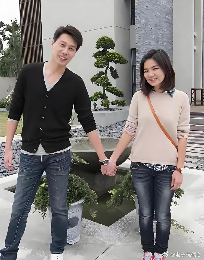 现在才知道，他俩居然是两口子，老公比明星还漂亮