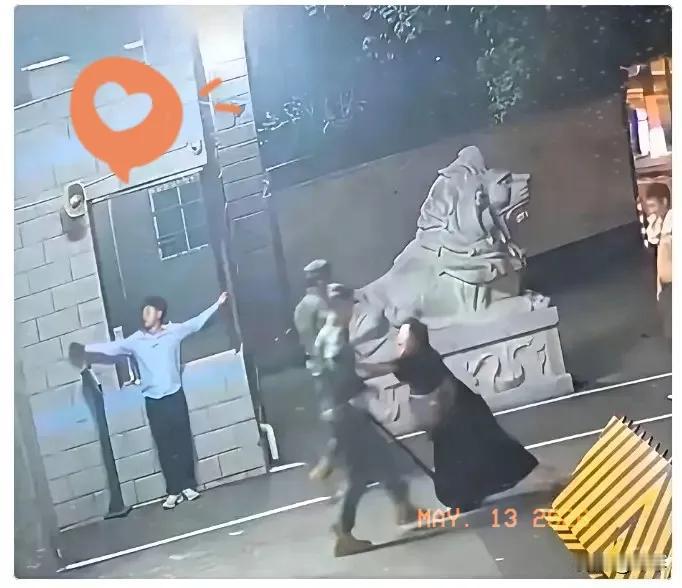 大家有没有留意到！跑进武警营区求助的人靠墙摊开双手，不少人看着很费解，心里满