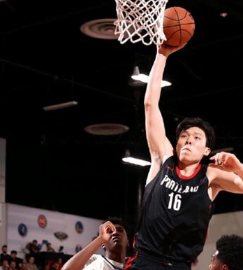 开拓者队记谈杨瀚森被网暴一事，他表示：当一个人承担了过分的赞誉，甚至本不属于他高