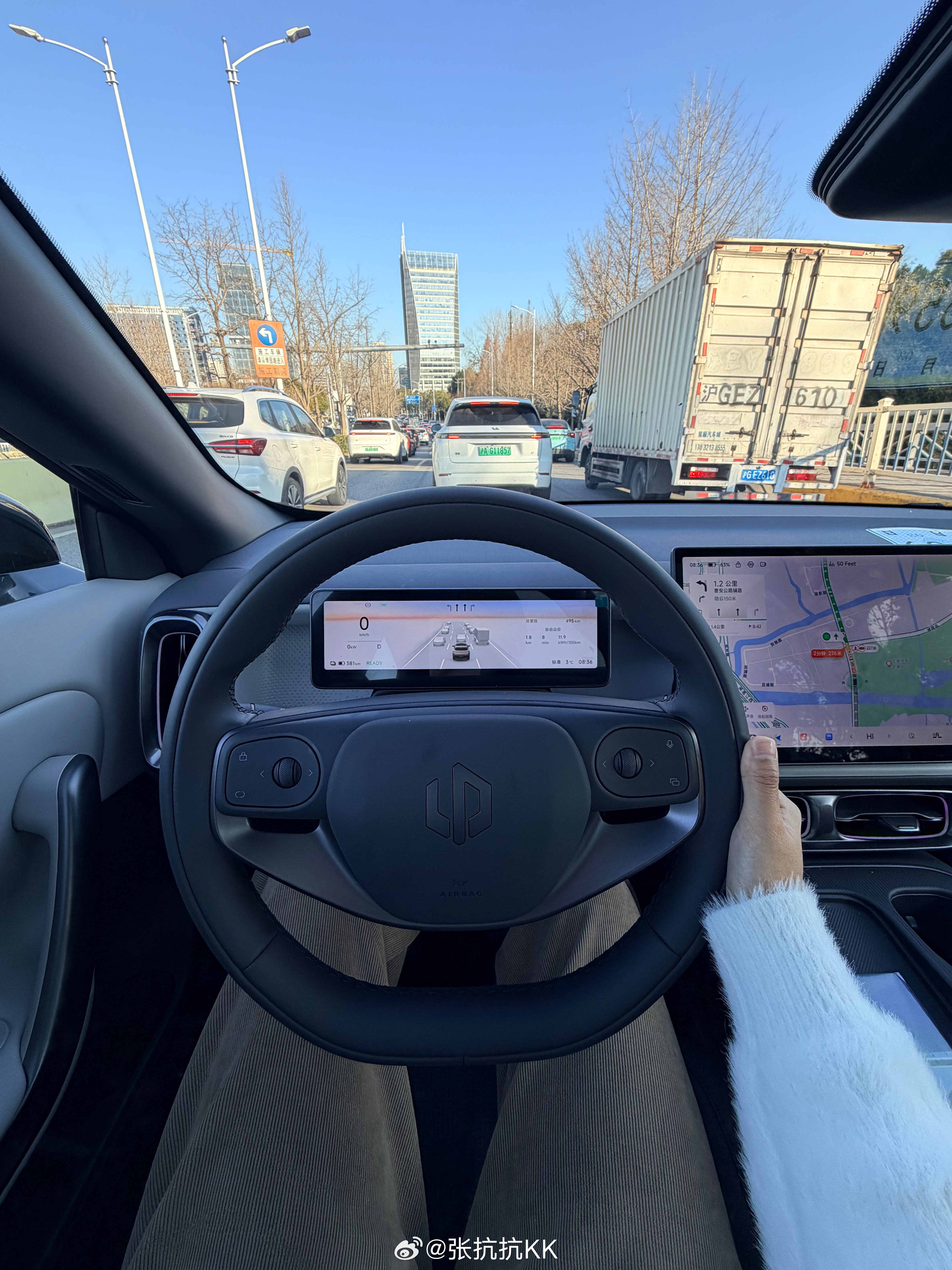 看到这么早就去上班了，我心里感到一阵轻松。猜开的啥车？零跑汽车十周年