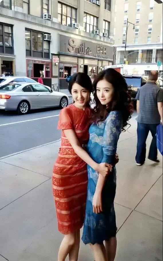 这是曾黎和蒋欣年轻时在街头的一张合照，两个都是大美人，真是惊艳了时光。客观的讲