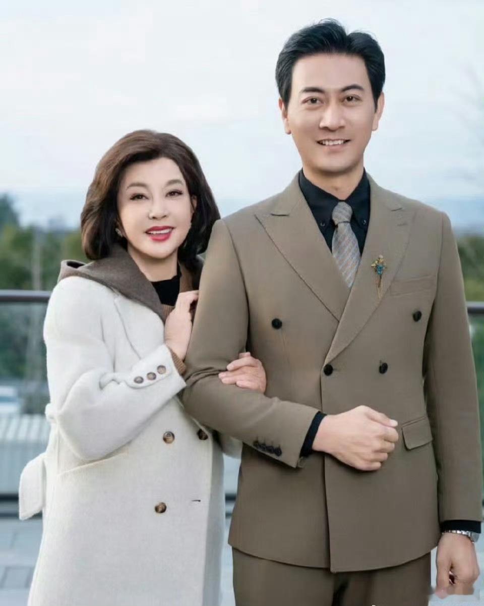 75岁的刘晓庆和一位80后男演员拍了一部短剧，剧中还领了证​​​