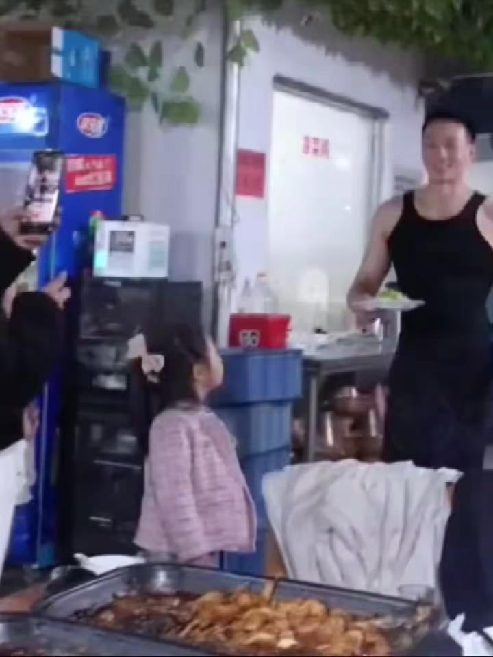 小孩姐：感谢大哥送来的一个肘击